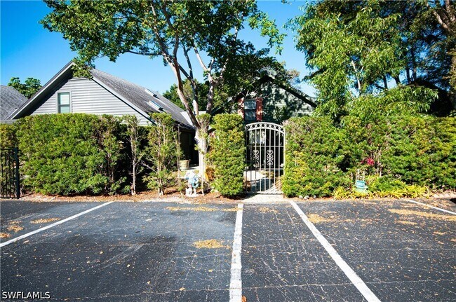 Building Photo - 1313 Solana Rd