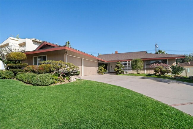 Sprawling Mid-Century Home with Pool in La... - Sprawling Mid-Century Home with Pool in La...