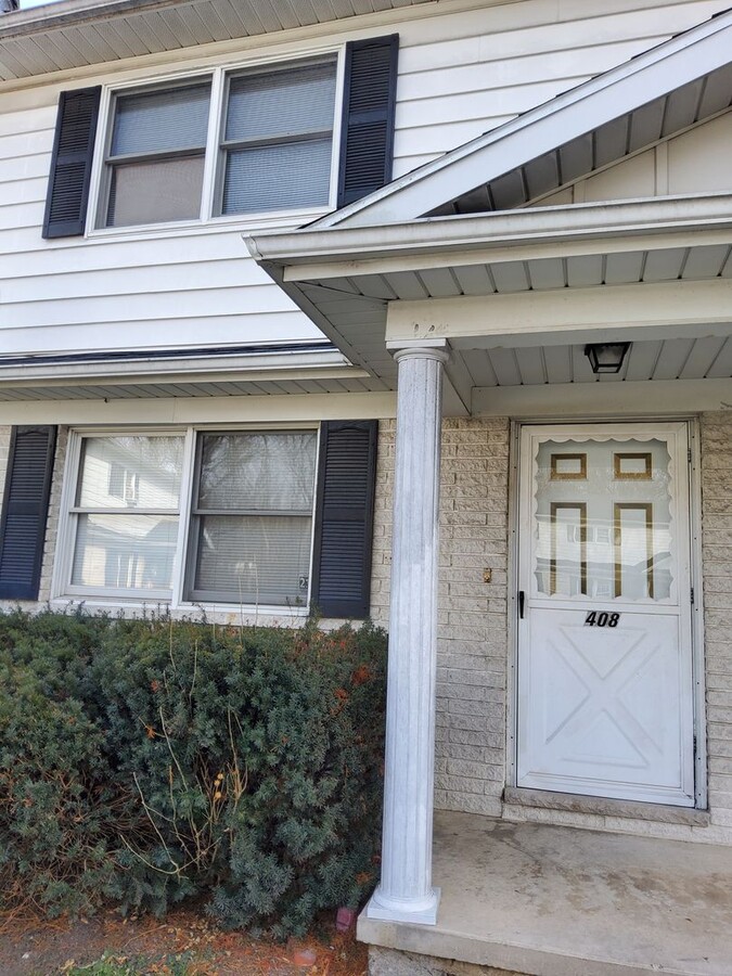 Comfort & Convenience! Exeter 2BR Home with Private Parking - Comfort & Convenience! Exeter 2BR Home with Private Parking