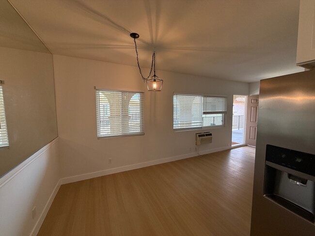 Photo - 3010 Montrose Ave Unidad 29