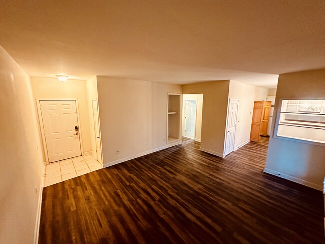 Spacious living room with keyless entry - 245 Willow Ct Apartamentos Unidad 77