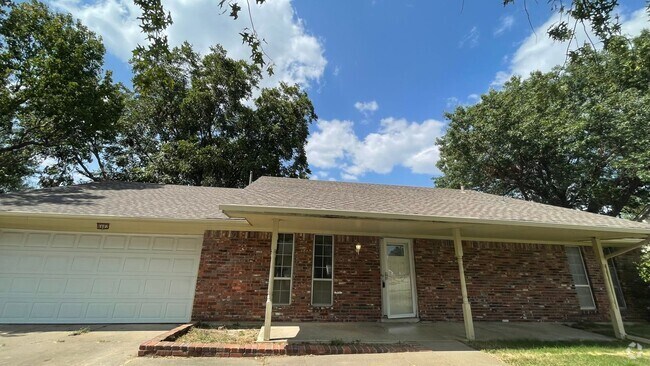 Building Photo - Spacious house with new flooring