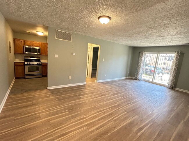 1 Bedroom, 1 Bath Apt - Recently Renovated - 1 Bedroom, 1 Bath Apt - Recently Renovated