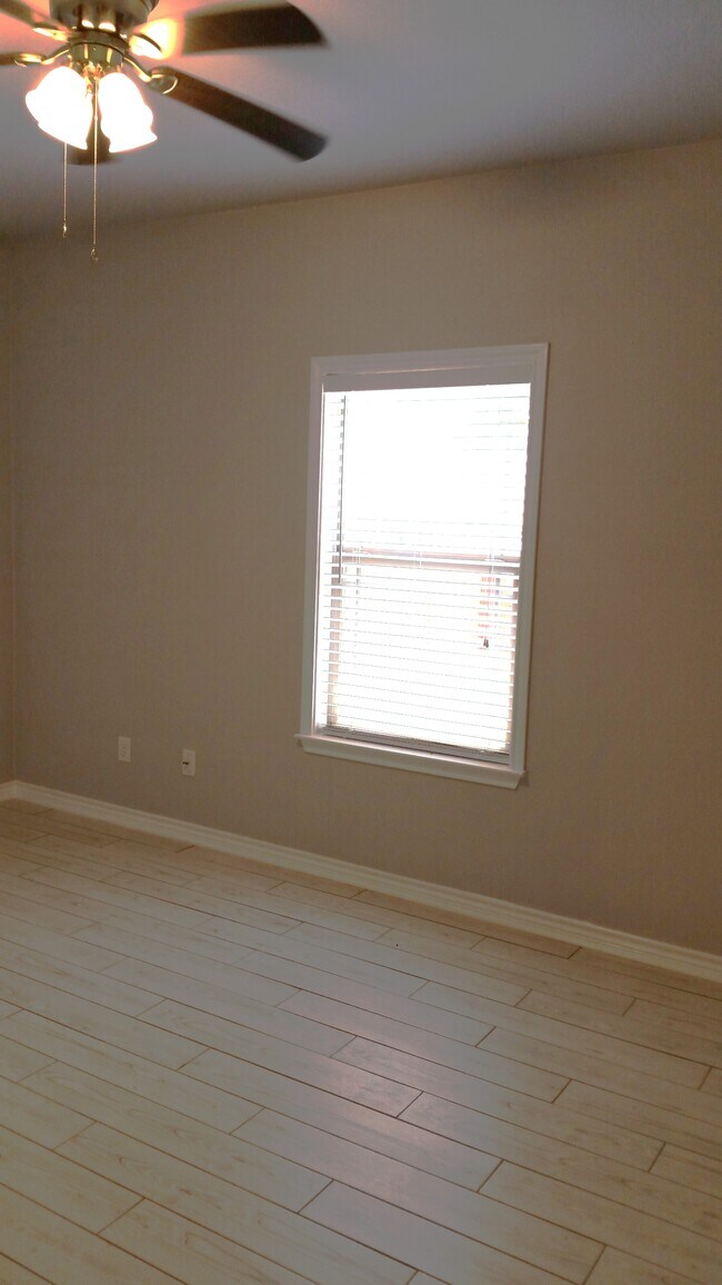 Photo - 220 Black Walnut Ct