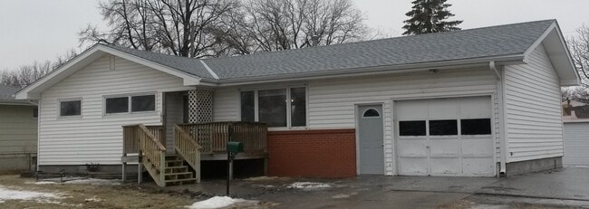 Building Photo - 1915 E Dodge St