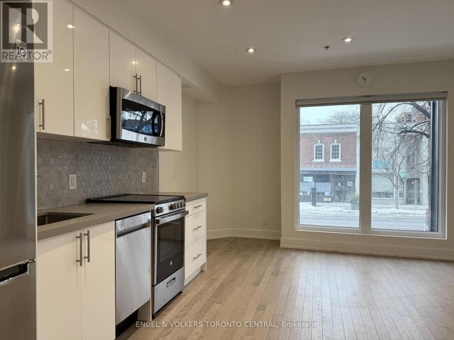 Photo - 1555 Bloor St W