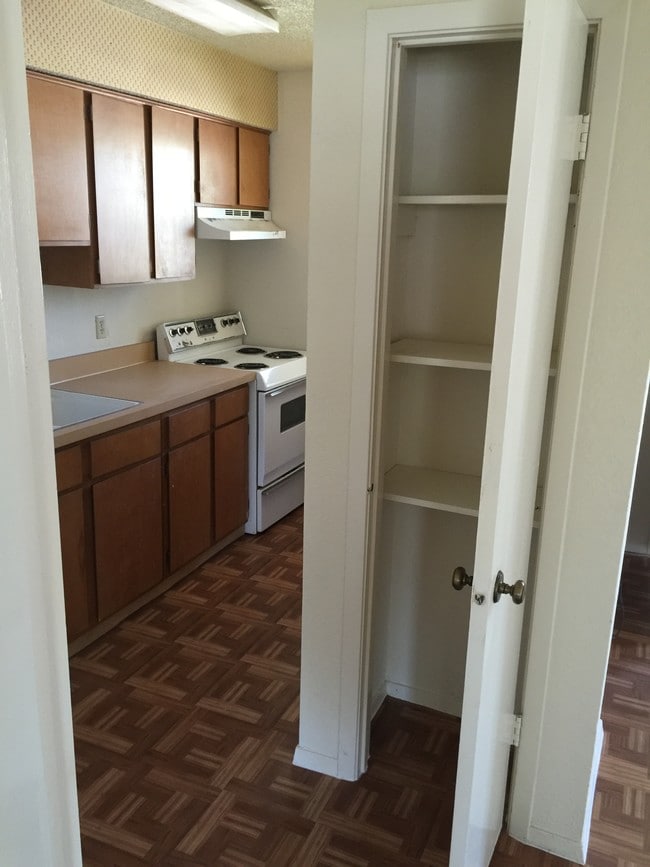 Kitchen - 2400 Washington Ave Unit 109