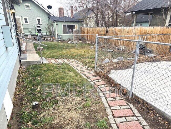 Photo - 445 Roberts St Unidad B