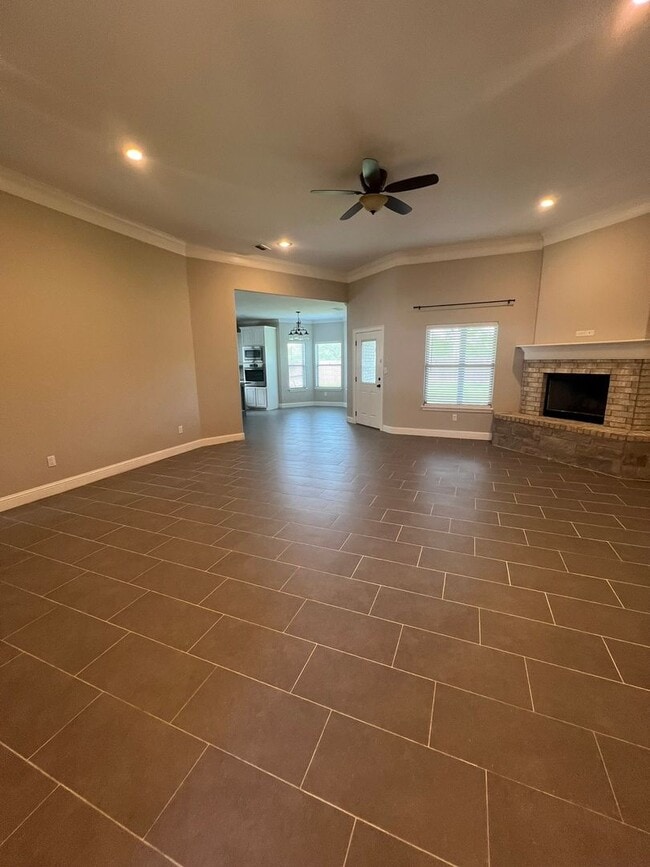 Photo - Spacious Family Room Great Location