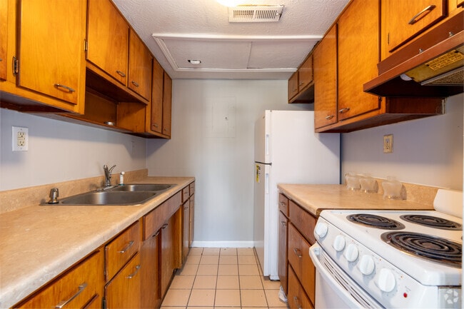 1BR, 1BA - 775SF - Kitchen