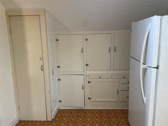 Photo - 817 W 31st St