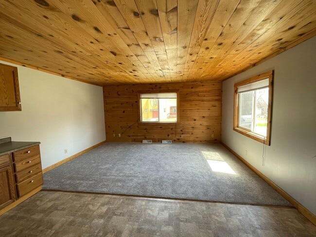 Photo - 1000 Division St S