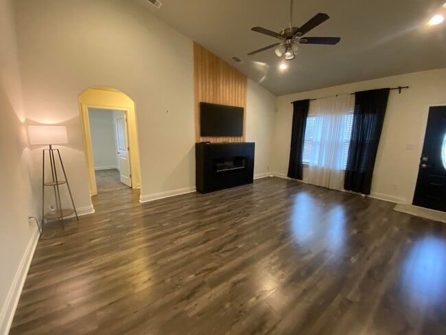 Photo - 6841 Nelson St