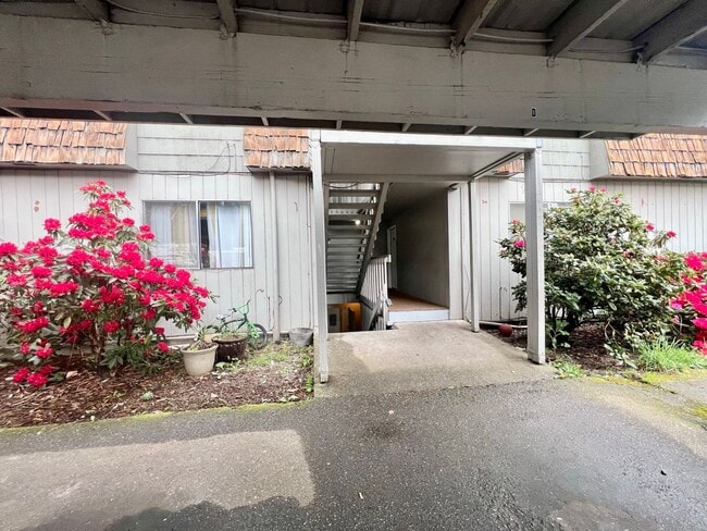 Photo - Upper-Floor Unit in Fourplex near Tacoma Mall
