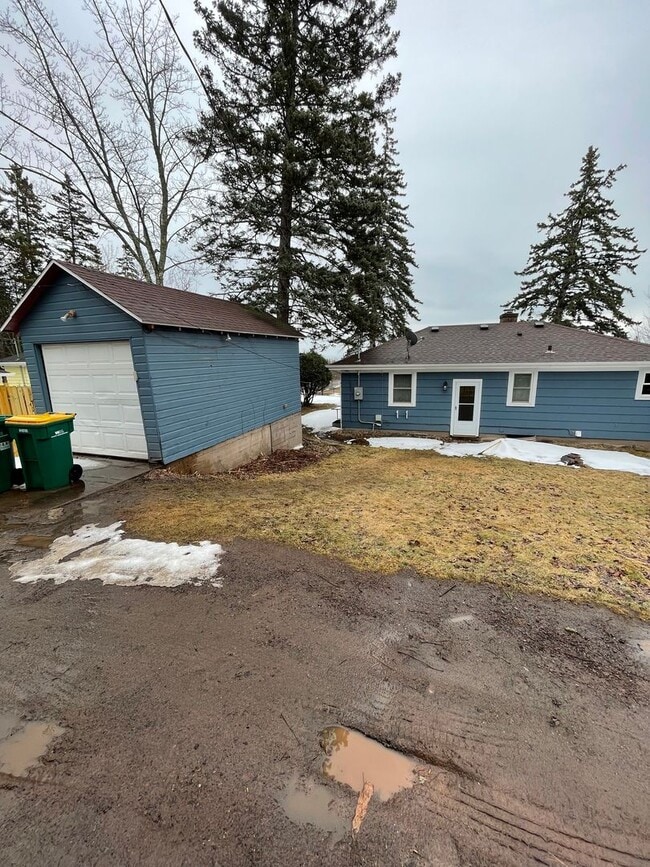 Photo - AVAILABLE NOW- 3 bbed 2 bath home!