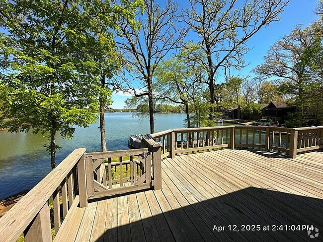 Building Photo - Lake Side Home Available in Lakeland