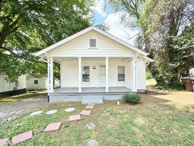 Building Photo - Adorable 1BR Home with Office/Den