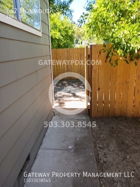 Photo - 662 Monmouth St
