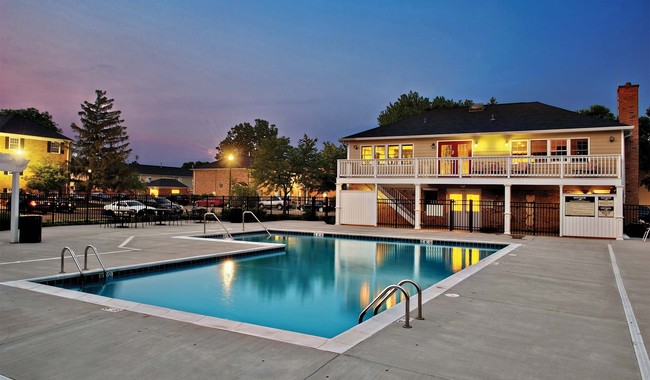 Piscina al aire libre con terraza grande - Willow Bend Apartments