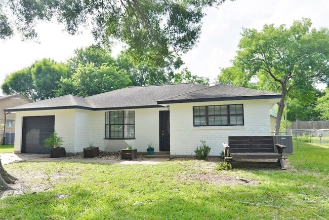Building Photo - 536 Castlelake Dr