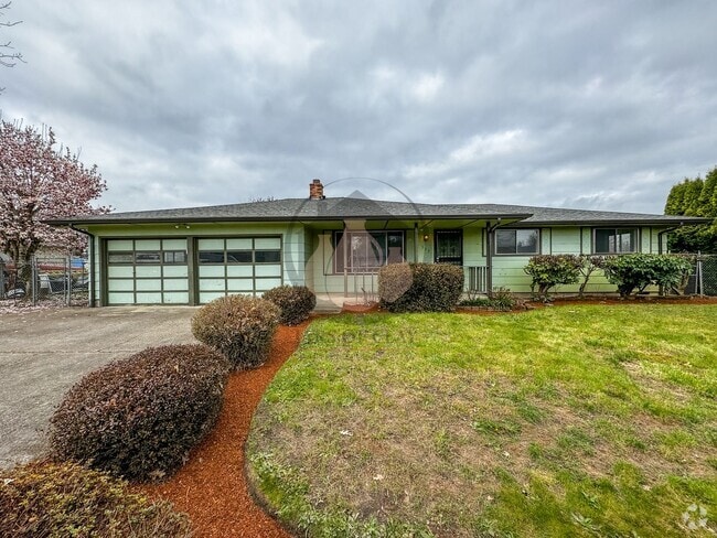 Building Photo - Beautifully Renovated Home -