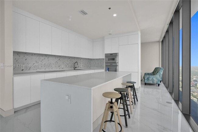 Photo - 700 NE 24th St