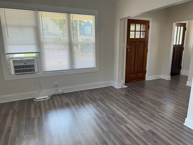 Photo - 5 bedroom home near Lincoln Park and Uptown