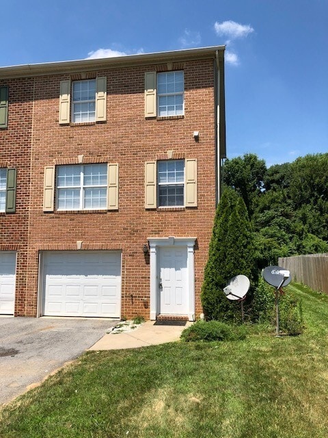 Building Photo - Halfway Townhouse - close to shopping and ...