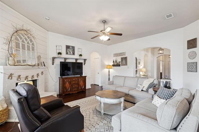 Photo - 525 Braewick Dr