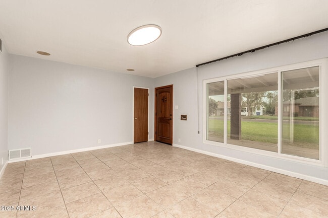 Photo - 839 E Lawrence Rd