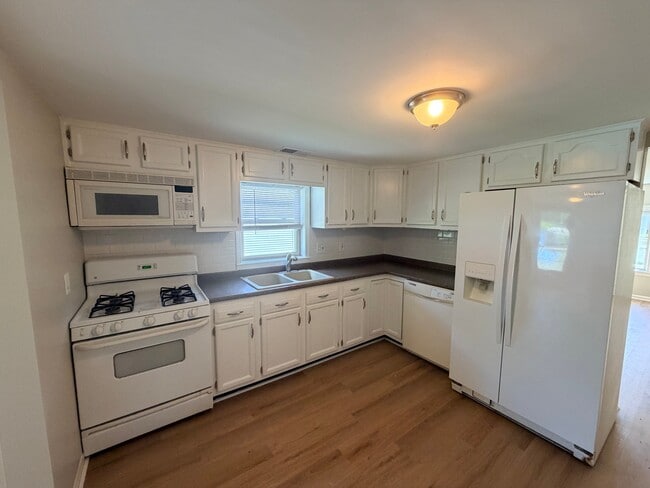 Photo - 241 Kahl St