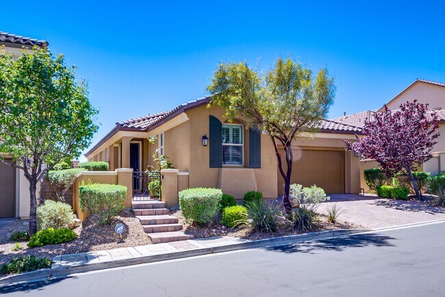 Building Photo - Single-Story Living with Modern Finishes – Available Furnished or Unfurnished
