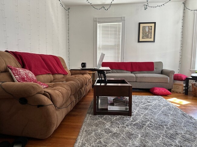 Building Photo - 27 Brackett St