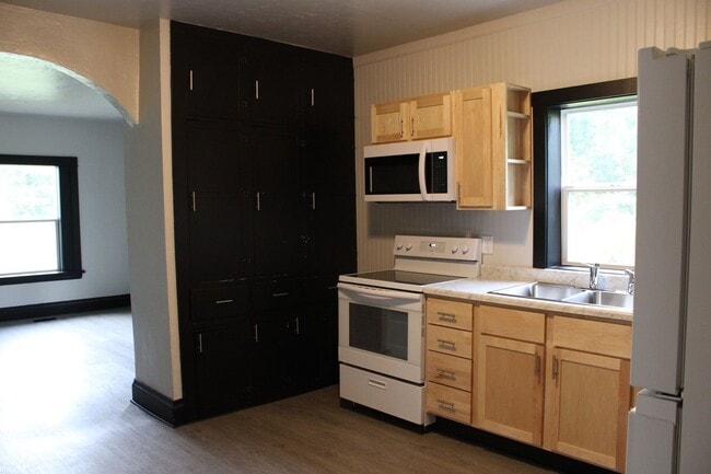 Building Photo - 218 Sabin Ave W