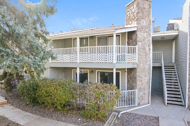 Building Photo - 940 S Walden Way Unit 202