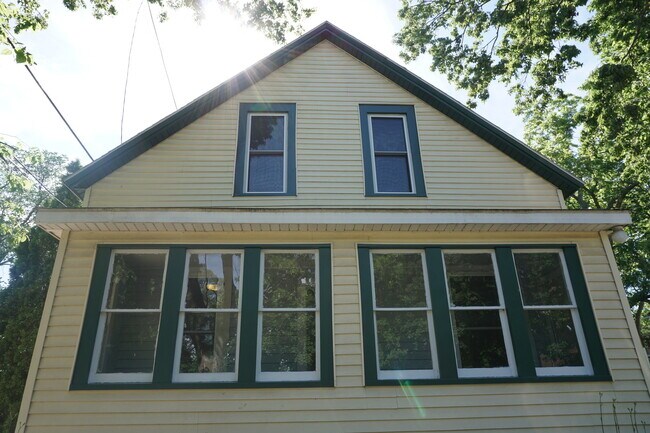 Photo - 5 bed / 2 bath + bonus room near universities $375/bedroom