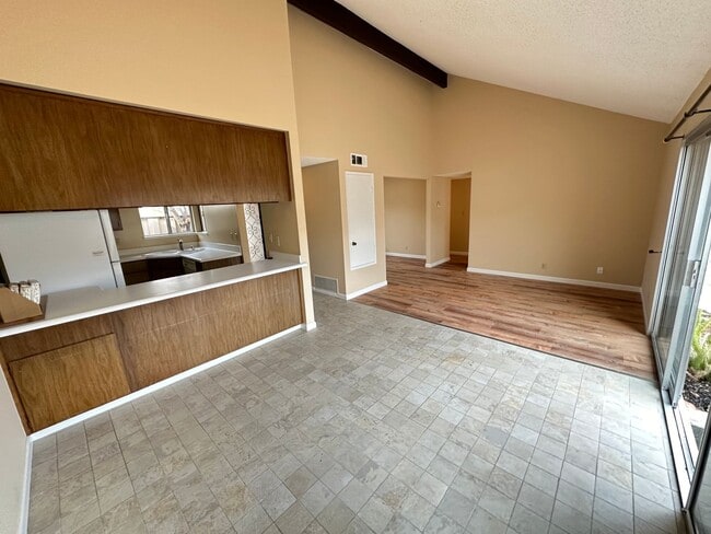 Building Photo - 2 Bed 2 Bath W/ Attached 2 Car Garage