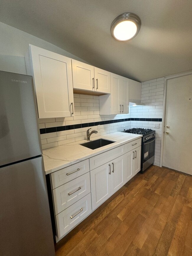 Building Photo - Remodeled Studio Apartment near Downtown Bend! Unit 62 NW Lake Pl B
