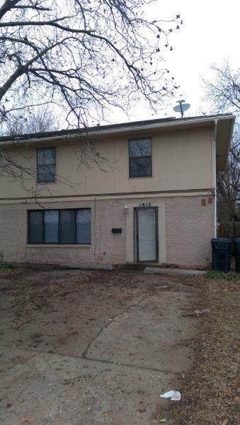 Building Photo - 4 bed 2.5 bath 2 story duplex! New paint and flooring ready for move in!