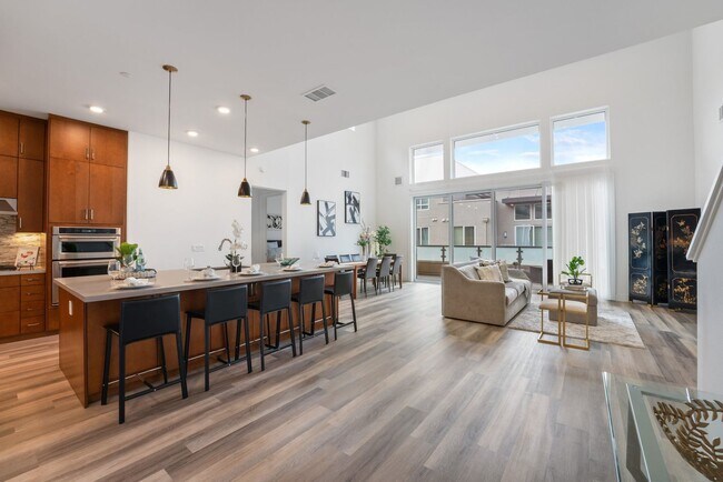 Photo - Gorgeous penthouse condo in East Industrial neighborhood – Fremont! Unidad 306