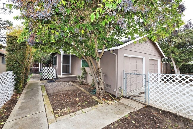 Building Photo - Beautiful 2 bed/1 bath Duplex with Attached Garage in Redwood City Available NOW! Unit 1124