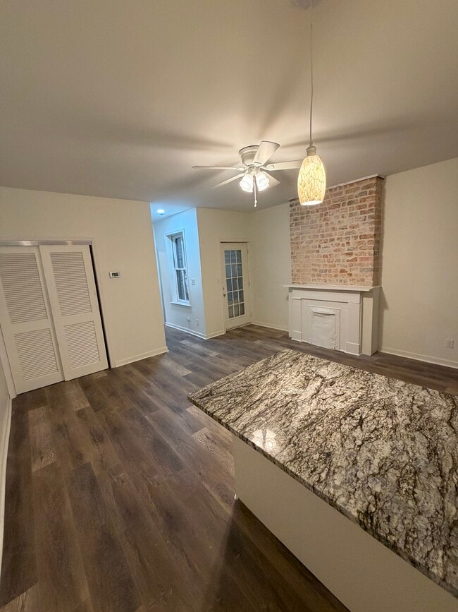 3 S Vine St Unidad Renovated 2BR in the Fan – In-Unit Laundry