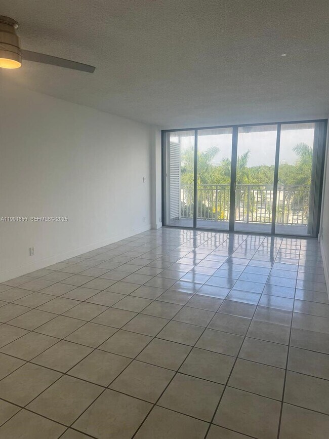 Building Photo - 2450 NE 135th St Unit 408