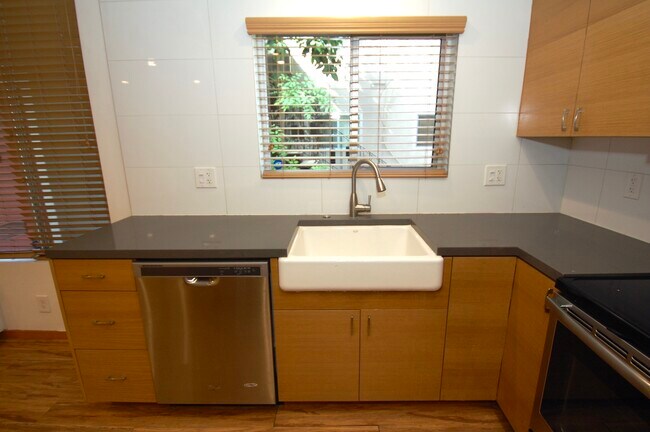 Photo - 11924-11934 Riverside Dr