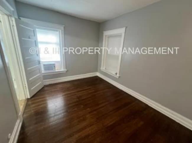 Photo - 219 W 37th St