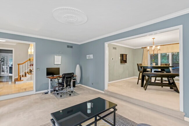 Photo - 985 Chapel Ct N