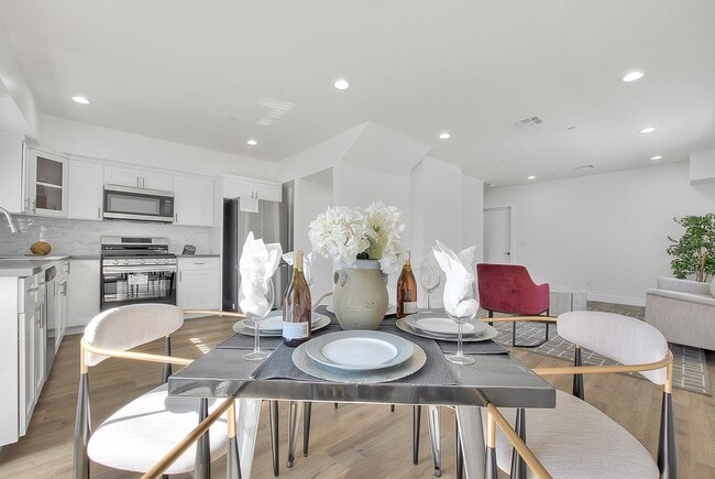 Photo - 11726 Hamlin St Unidad 11726.5