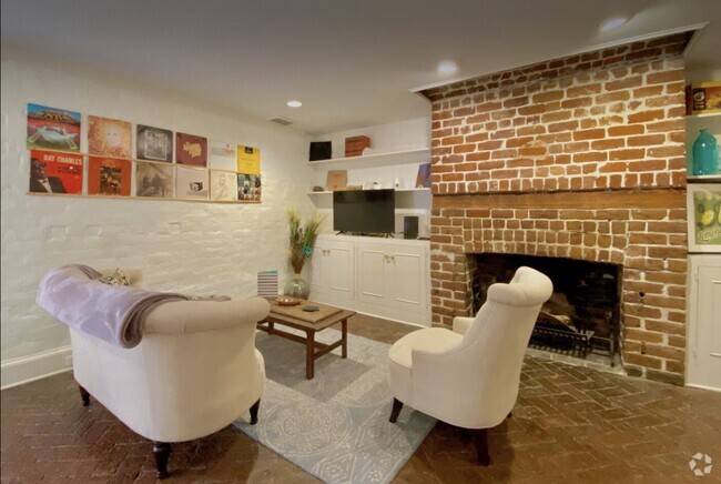 Building Photo - 207 W Jones St Unit Garden Apartment  A