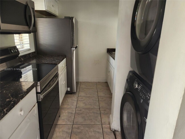 Building Photo - 9962 Twin Lakes Dr Unit 7P Rental