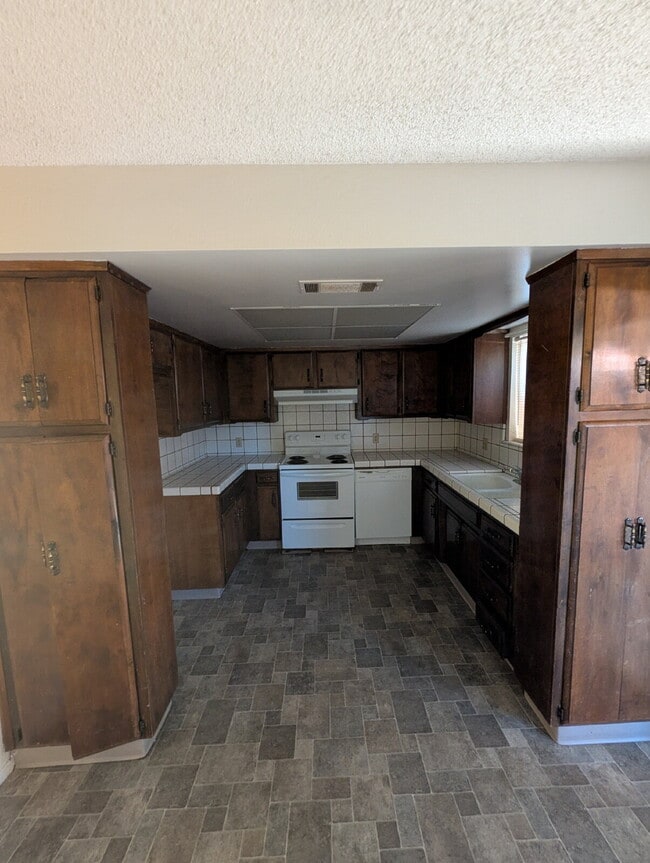 Photo - Charming 2-Bedroom Retreat in Visalia's Heart!